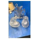 Birdbookends statues. Basket