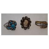 3 rings from left to right sizes , adjustable,