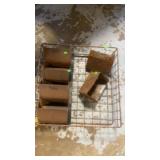 Wire crate w feeders