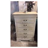 Shabby chic five drawer chest of drawers ( lamp