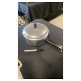 2 quart aluminum pot with handle and lid made by