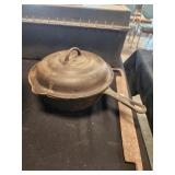 Ozark cast iron pot with lid