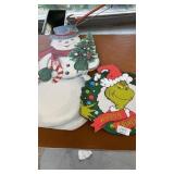 Snowman and Grinch Decrotive Signs