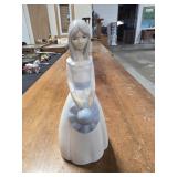 Vintage porcelanas Miguel Requena depicting a