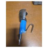 Pneumatic cutting tool