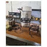 Metal adjustable plant stand