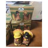 2 pairs of Salt and pepper shakers
