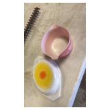Pyrex lid. N pink bowl
