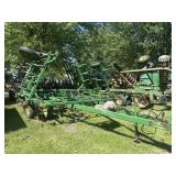 John Deere 960 Field Cultivator