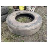 11R22.5 tire