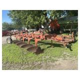 IH 720 5 bottom Moldboard Plow