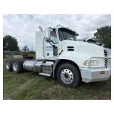 2013 Mack 600  Semi Tractor     (white)