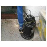 submersible pump with nice hose good condition