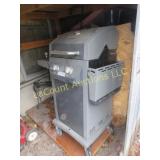 Dyna Glo Gas grill with gas tank good used conditi
