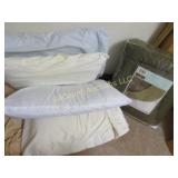 4 pillows nice comforter