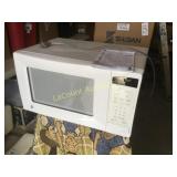 nice smaller GE microwave  working condition