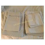 2 sets queen sheets good condtiion