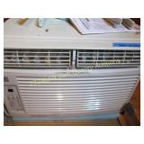 Window AC unit, appears new or nearly new