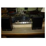 GE AM/FM Radio/Record Player & Speakers GE AM/FM Radio/Record Player & Speakers