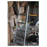 5 FT Aluminum Step Ladder 5 FT Aluminum Step Ladder