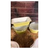 3 Pyrex dishes, 2 with lids and extra lid
