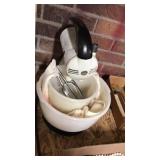 Sunbeam mixer with 2 mixing bowls