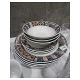 Oneidacraft Dinner dishes. 4 plates, 2 dessert