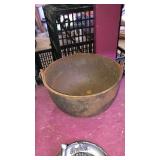 Cast iron pot with handle