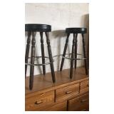 2 bar stools