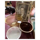 Will Rogers 8 x 10 picture too small bowls and