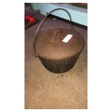 3 legged cast iron covered campfire pot with