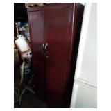 Metal standup case. Has keys. 65x20x30.