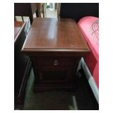 Nightstand. Broyhill. 24x18x23.