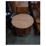 Round end table. 26x23.