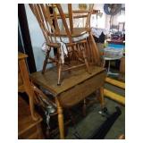 Table with 6 chairs. Flaps. 45x30x36.