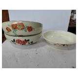 2 Hall kitchenware serving dishes and a pie dish 2 Hall kitchenware serving dishes and a pie dish