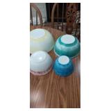 Set of 4 Pyrex colored mixing bowls