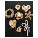 8 vintage brooches