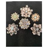 6 vintage brooches