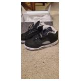 Like new Nike Jordan 5 retro mid oreo. With