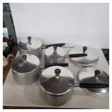 4 wearever aluminum pans and 2 extra lids