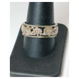 Silver flowered band ring marked 925 size 10