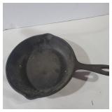 Unmarked #5 8.5in cast iron skillet