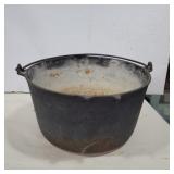 Cast iron pot 12in diameter 6.4in diameter  some