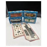 Life-Like HO Scale Train Cars & Accessories Lot ï¿½
