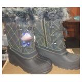 Brand new women's size 5 thermolite winter boots.
