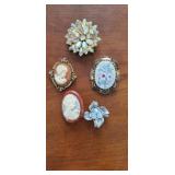 Group of vintage brooches. 2 cameo brooches.