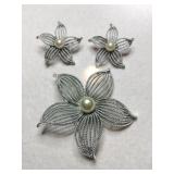 Sarah Coventry. Silvertone 'moonflower' brooch