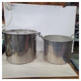 2 stock pots 1 with lid 1 without