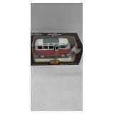 Maisto Volkswagen van 'SAMBA' 1:25 scale model